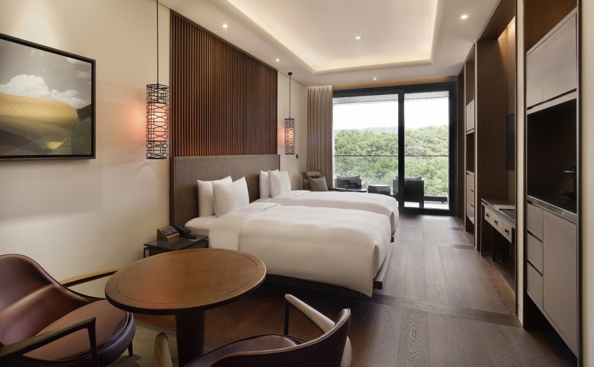 Busan_Hilton Hotel_Room_Mountain View.jpg
