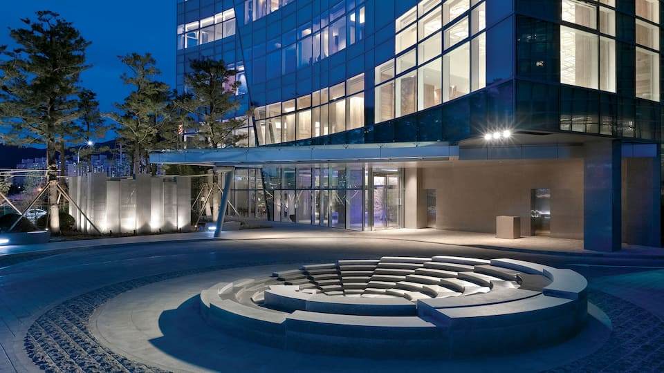 2_busan_Park-Hyatt-Busan-Entrance.jpg