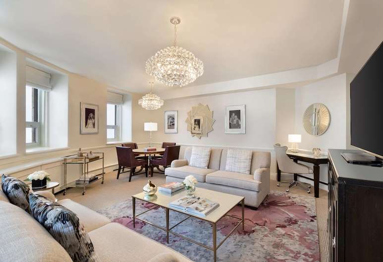 6. Canada_Quebec_Fairmont Le Chateau Frontenac_Room_01.jpg