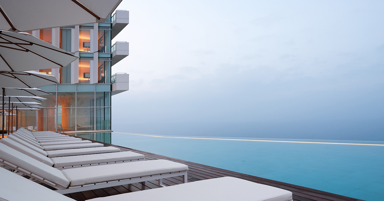 12. Gangneung_Seamarq_Roof Top Pool.jpg