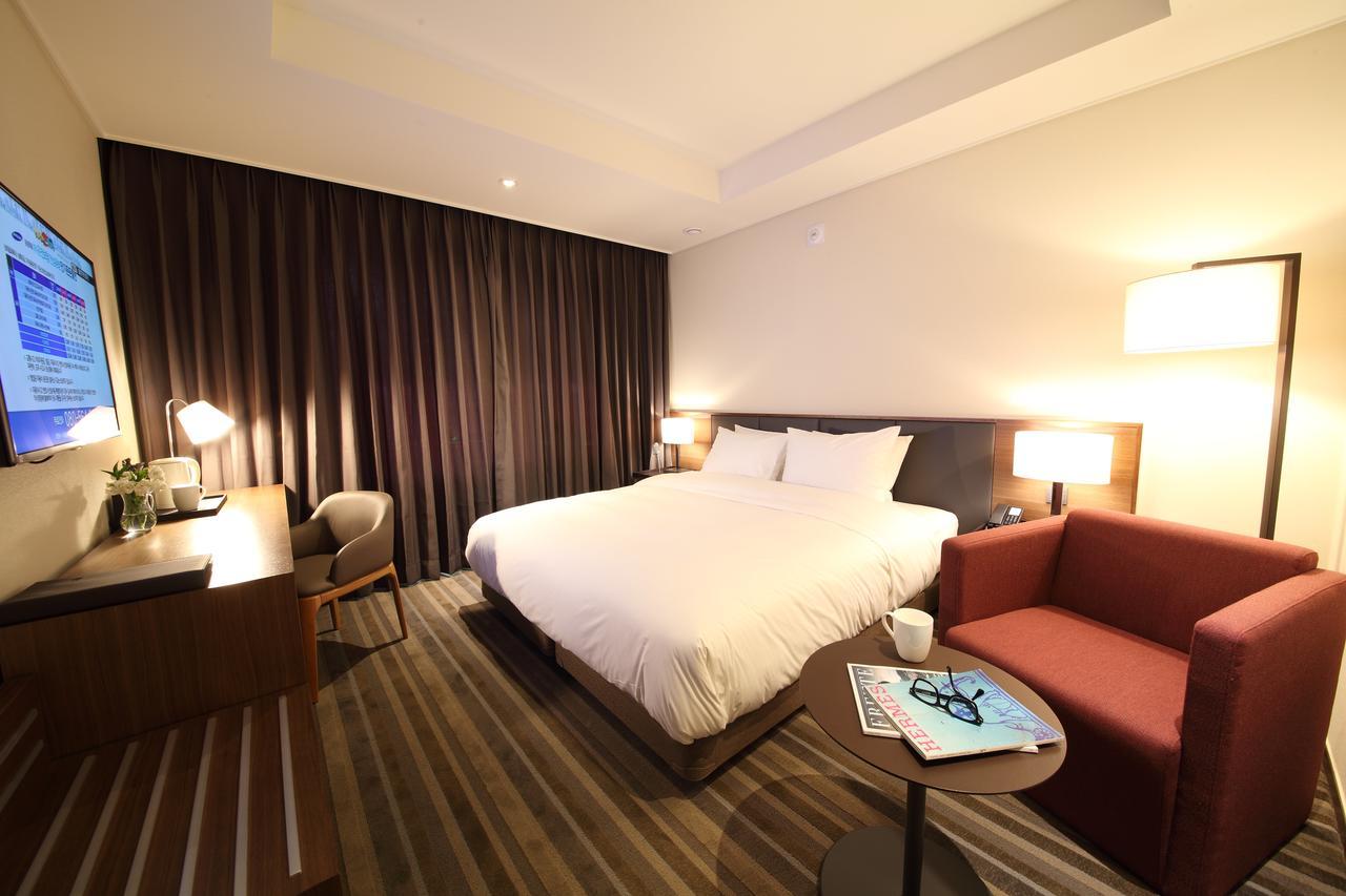 5. Korea_Gunsan_Avon Hotel_Room.jpg