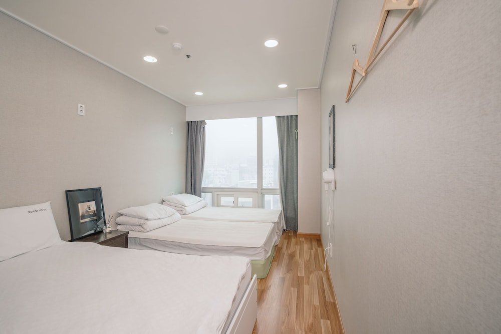 3. Korea_Busan_Haeundae Guesthouse_Room_02.jpg