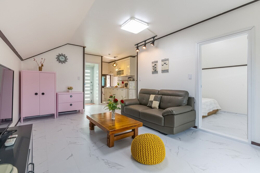 9. Korea_Namhae_MeinHeim_Living Rom.jpg