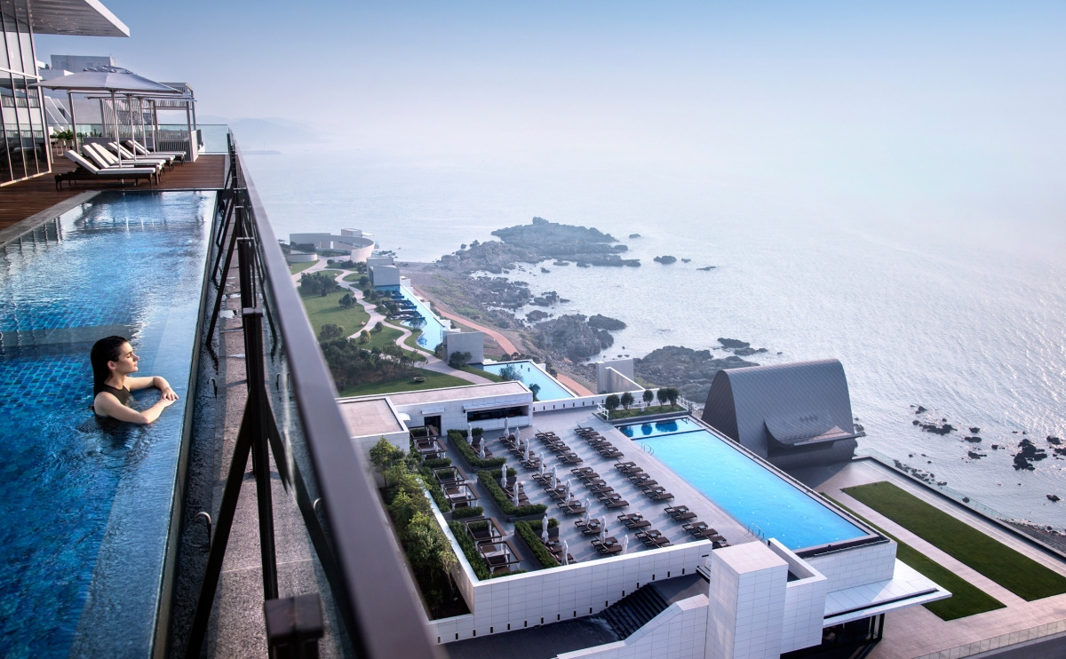 10. Busan_Hilton Hotel_Pool.jpg