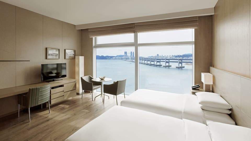3_busan_Park-Hyatt-Busan_room.jpg
