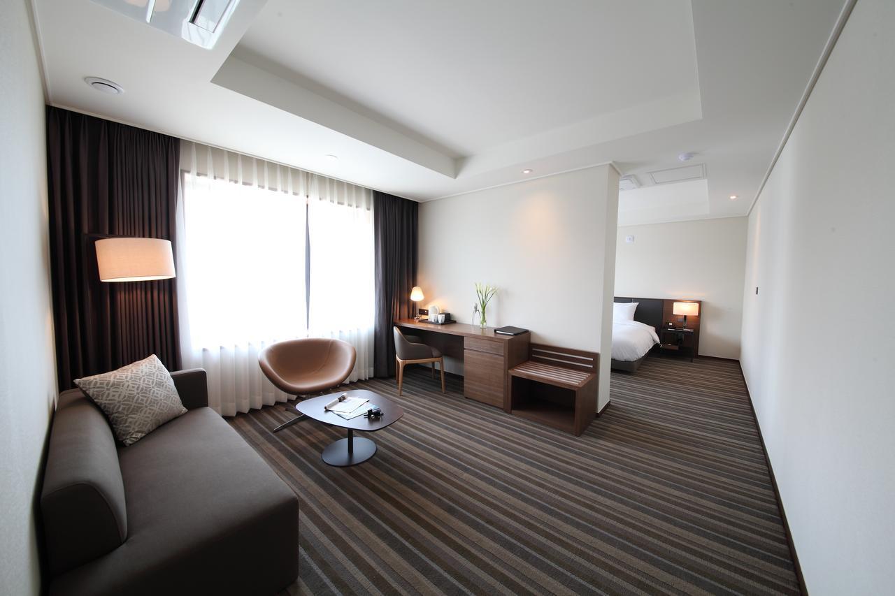 6. Korea_Gunsan_Avon Hotel_Room.jpg