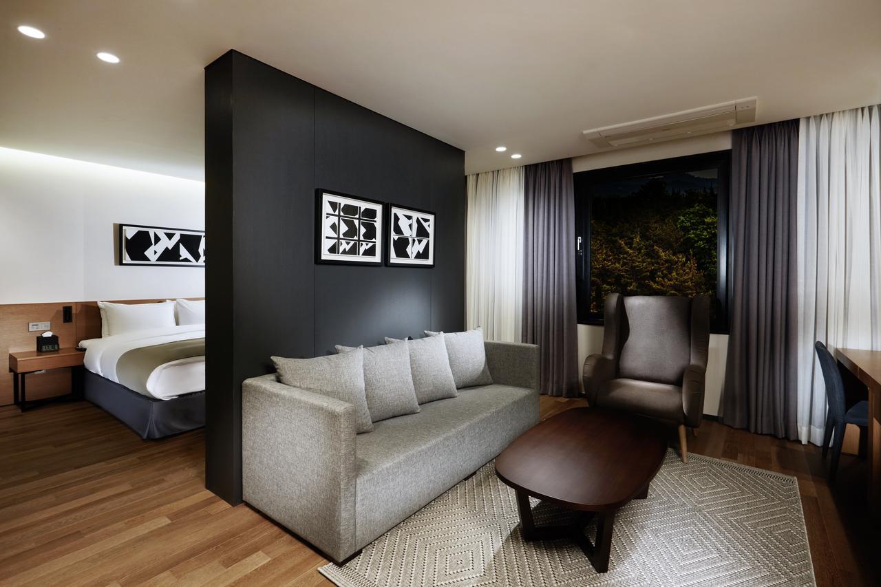 7. Korea_Gunsan_Ramada Hotel_Room.jpg