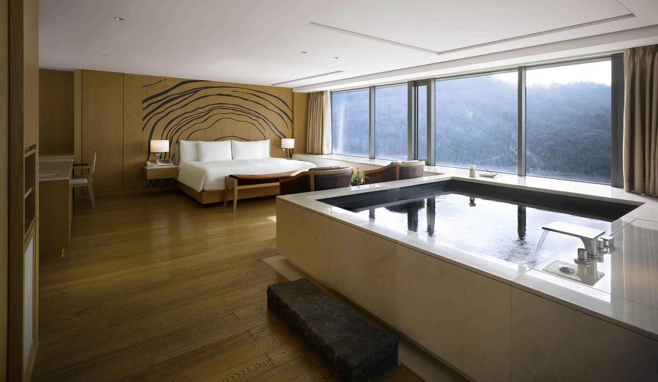 5. Seoul_Banyan Tree_Room.jpg