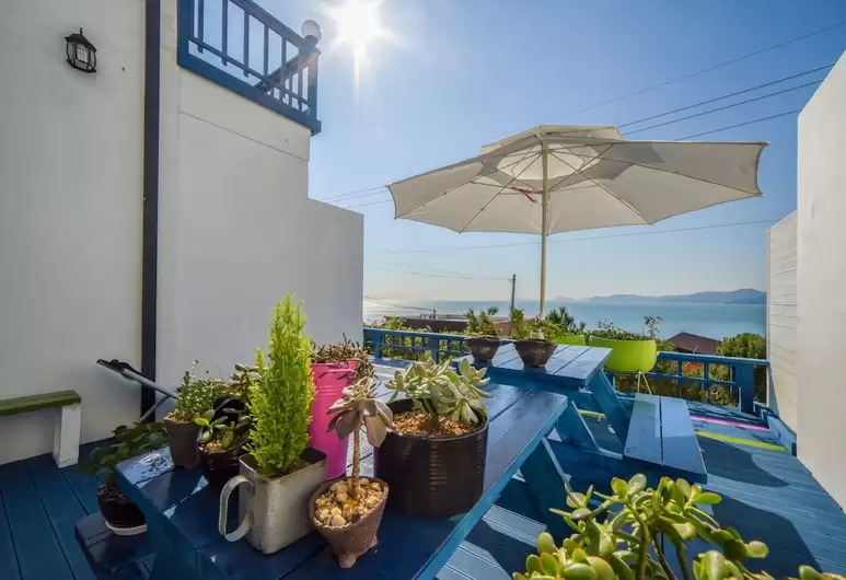 Korea_Namhae_bluegrad-balcony.jpg