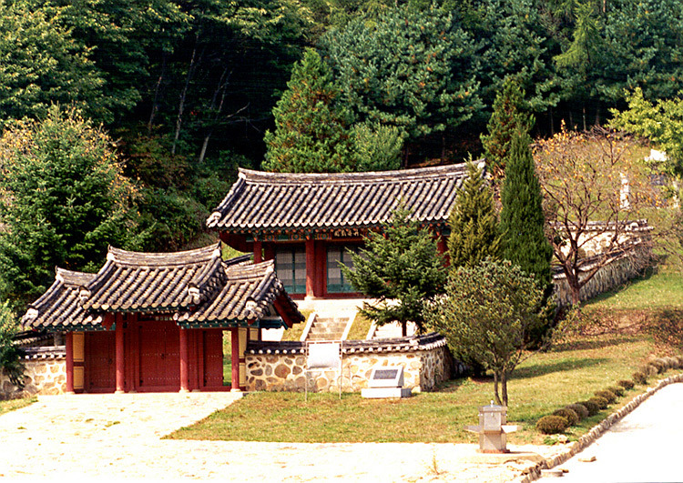 Cheongju_Shin Chae Ho Shrine.jpg