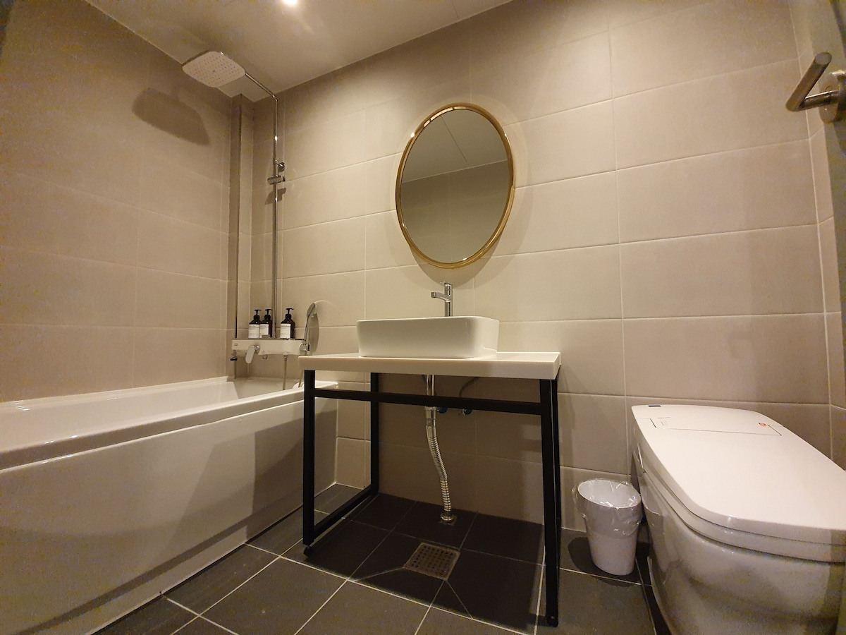 Korea_Pyeongtaek_Brown-Dot Hotel (4).jpg