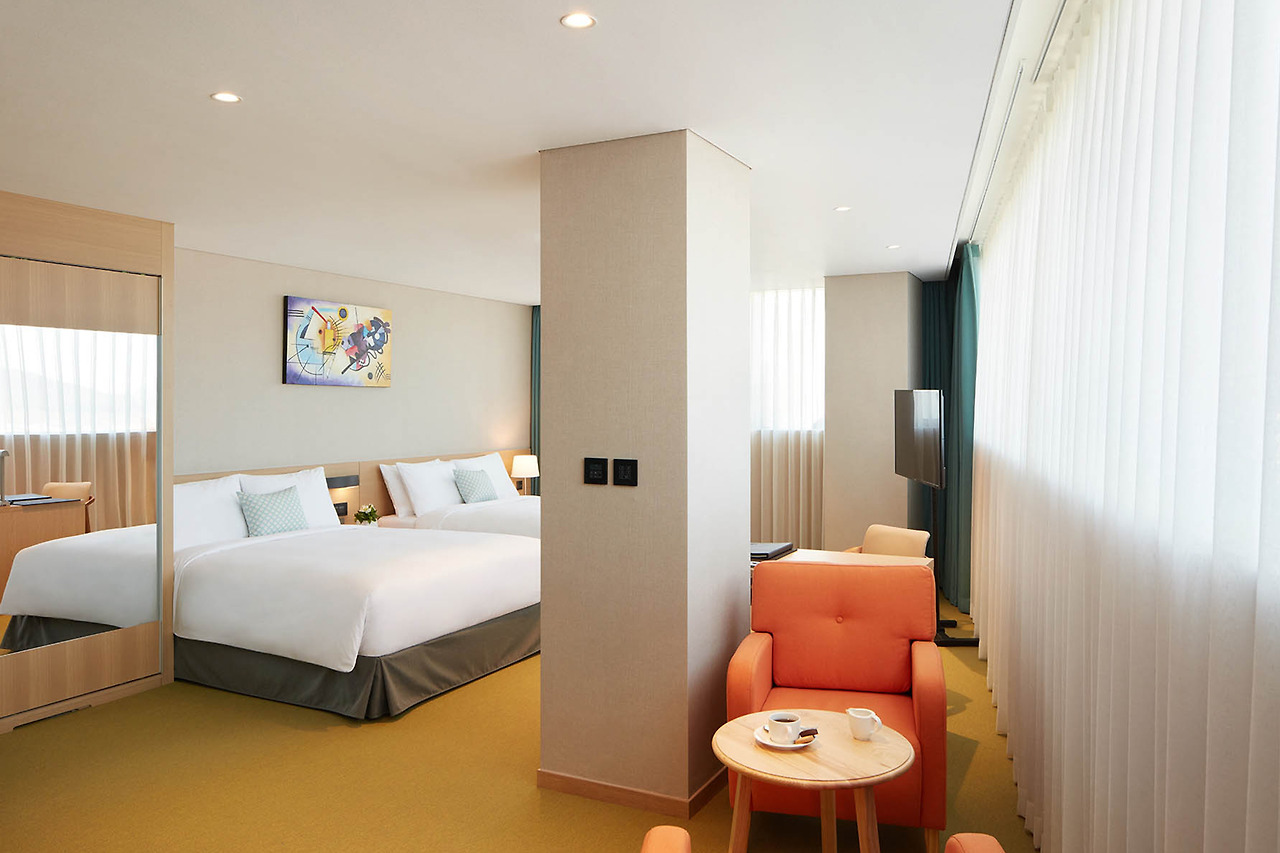 8_youngjong_Howard Johnson by Wyndham Incheon Airport_room.jpg