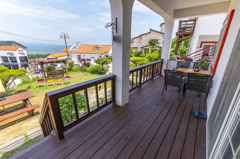 8. Korea_Namhae_MeinHeim_Terrace.jpg