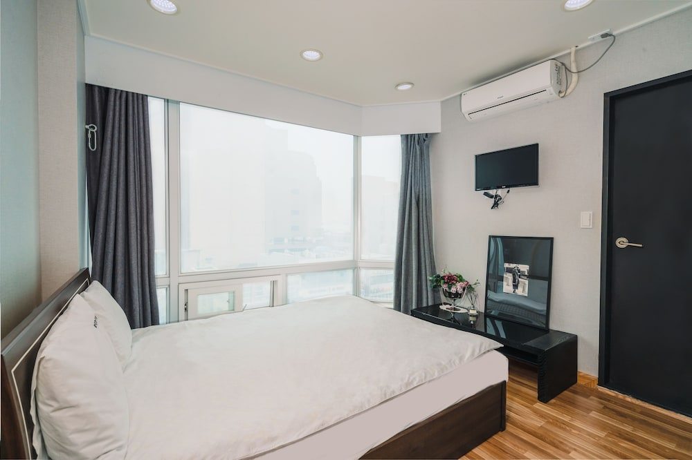 2. Korea_Busan_Haeundae Guesthouse_Room_01.jpg