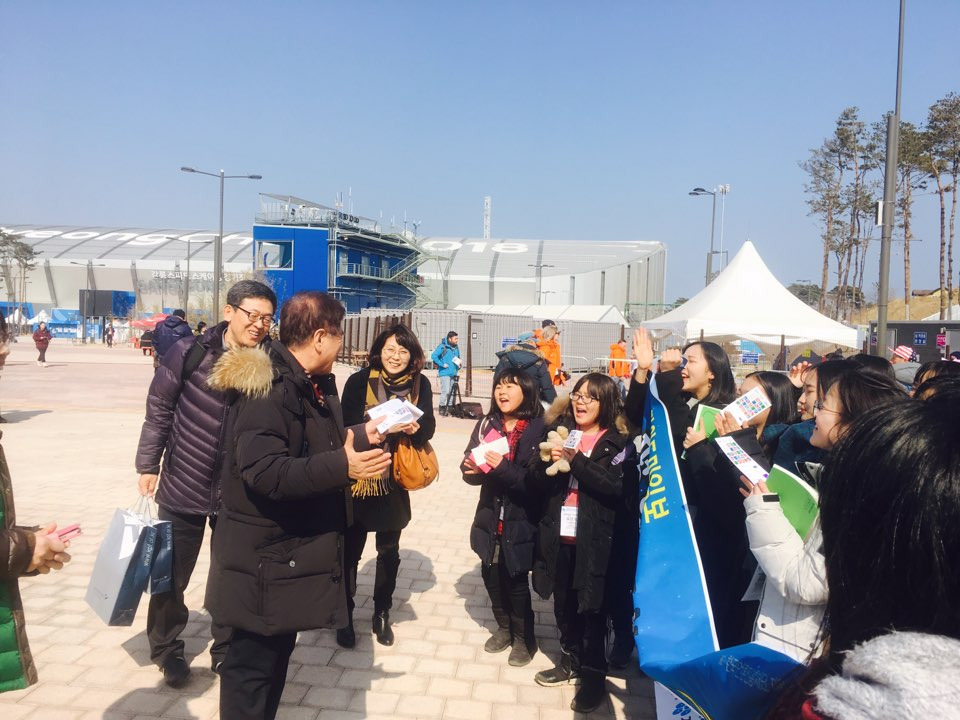 올림픽기자체험 수첩전달(사용사진3).jpg