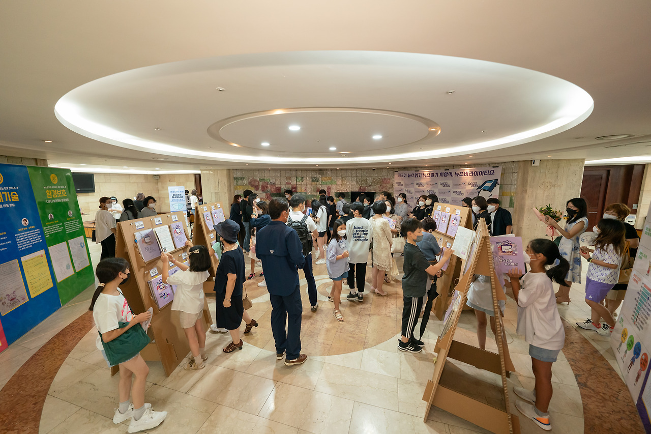 2022,뉴스일기 시상식 로비-3.jpg