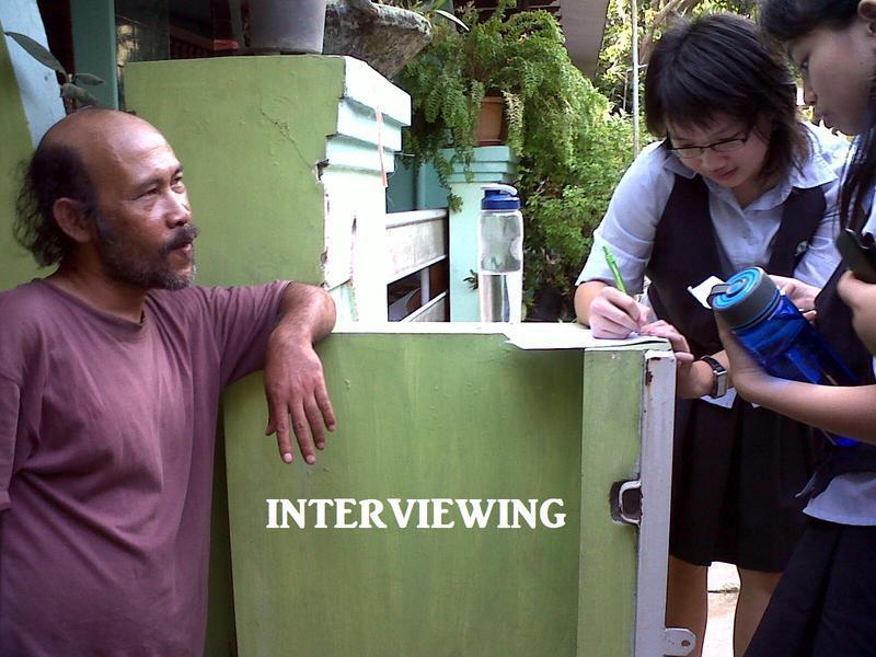 그림 14 비나방사 중학생들이 현지 주민들과 인터뷰하는 모습.jpg