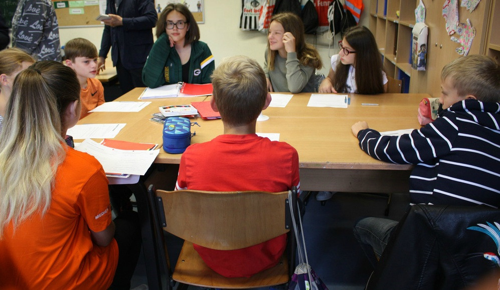 4. 독일 에센 보르벡 종합학교의 미디어스카우트 수업 장면으로 5학년 학생(한국 초등 5학년 해당)들과 미디어 스카우트 선배 학생들이 “핸드폰 단체 대화방의 올바른 사용법”에 대한 문제.jpg