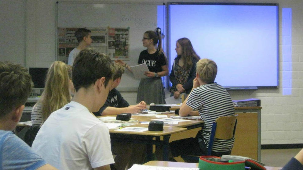 5. 독일 뒤셀도르프의 아네테 폰 휠스호프 김나지움에서 8학년(한국 중2학년 해당) 학생들이 국어 시간에 신문별 1면의 특징에 대해 발표하고 있다. (사진 출처-필자 제공.jpg