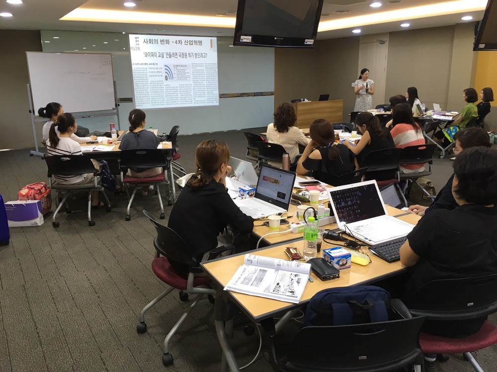 재단소식 사진-재단은 미디어 강사 보수교육 과정을 지원하고 있다..jpg