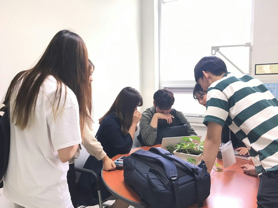 실습중인 학생들2.jpg