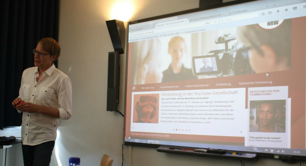 2. 독일 교육부 산하 베스트팔렌 지역 미디어교육지원 센터에서 교사와 학생을 위한 영상 활용 수업 등 미디어 교육 관련 학교 지원 내용을 소개하고 있다. (사진 출처-필자 제공).jpg