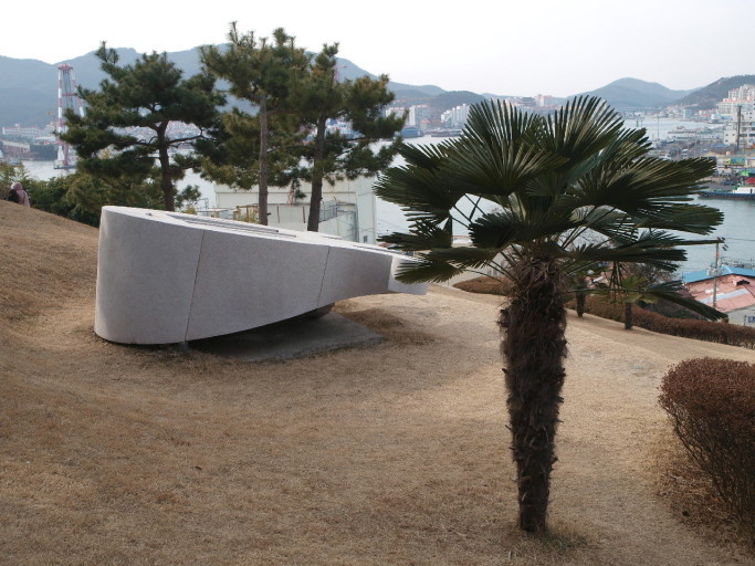 황용핑 뒤집힌 무덤.jpg