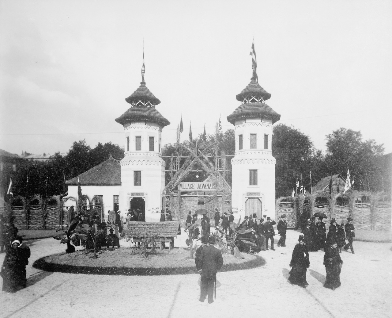 Entrance_to_Javanese_Village,_Paris_Exposition,_1889_LCCN94500843.jpg