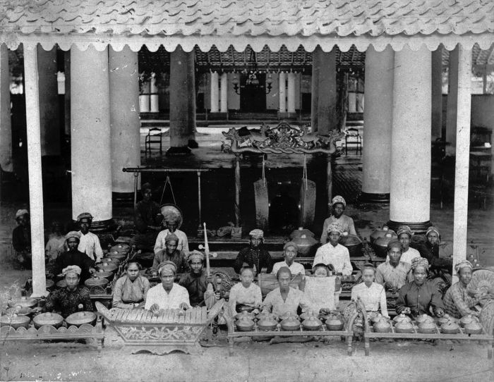 COLLECTIE_TROPENMUSEUM_Gamelan_orkest_TMnr_60008621.jpg
