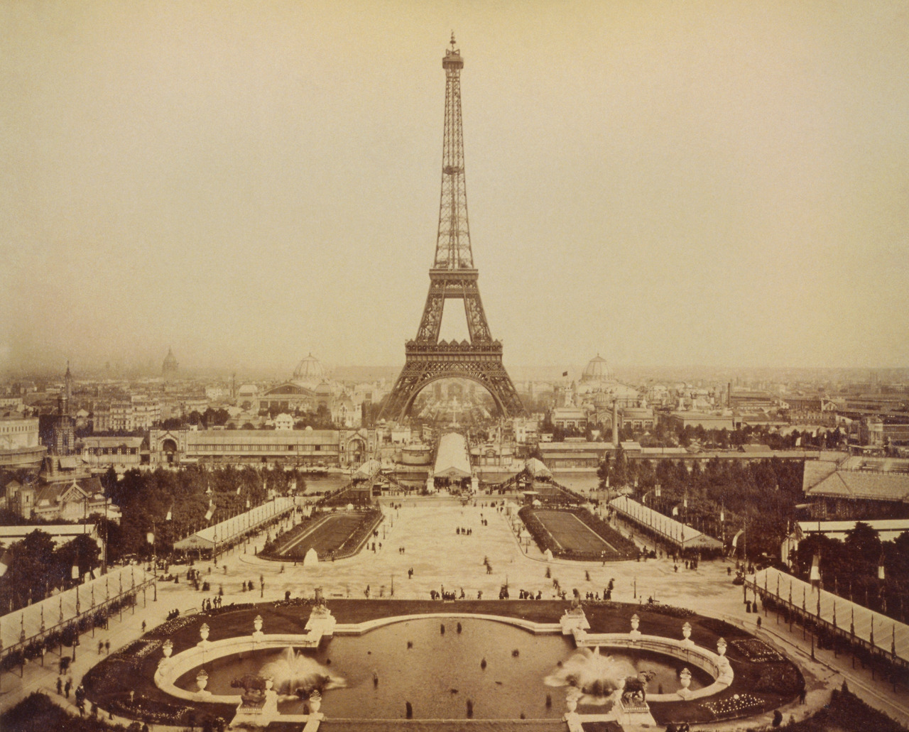 Eiffel_Tower_and_Champ_de_Mars_seen_from_Trocadéro_Palace,_Paris_Exposition,_1889.jpg