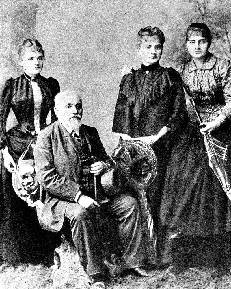 Sklodowski_Family_Wladyslaw_and_his_daughters_Maria_Bronislawa_Helena.jpg