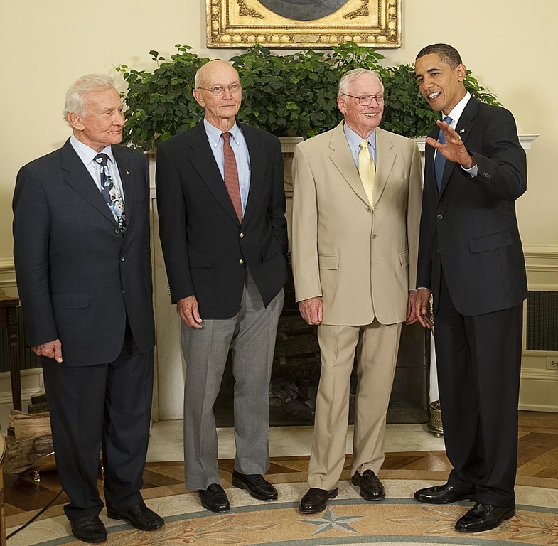 785px-Barack_Obama_with_Apollo_11_crew_in_the_Oval_Office_2009-07-20.jpg