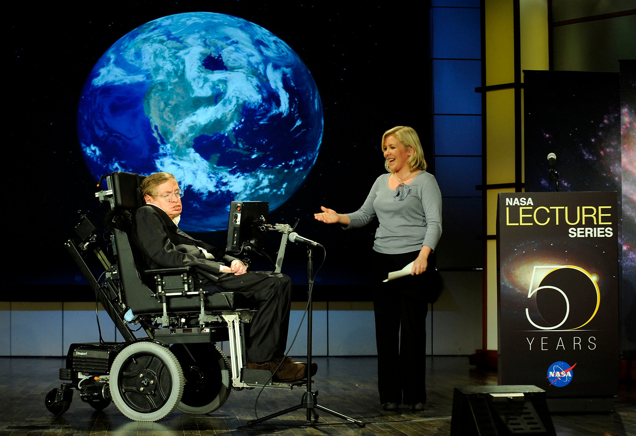 Stephen_hawking_and_lucy_hawking_nasa_2008.jpg