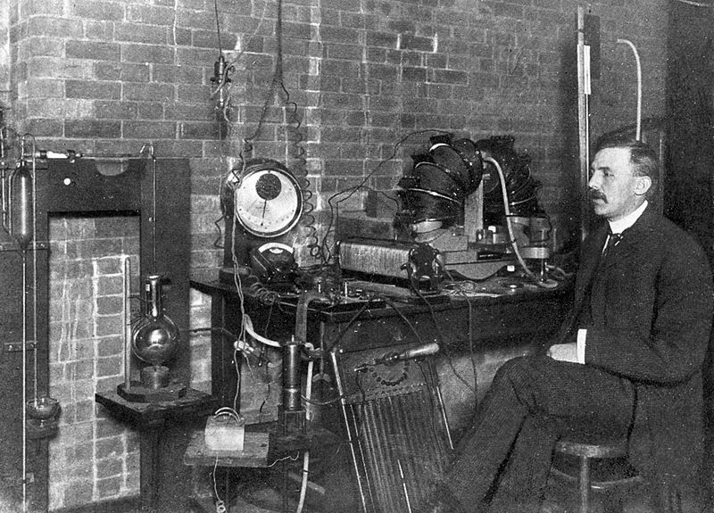 Ernest_Rutherford_1905.jpg