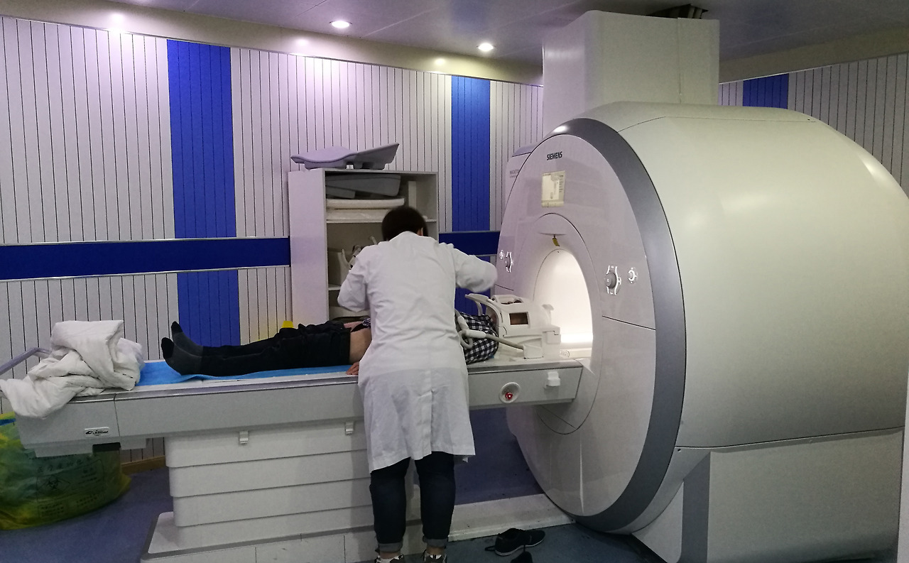 Siemens_Magnetom_Aera_MRI_scanner.jpg