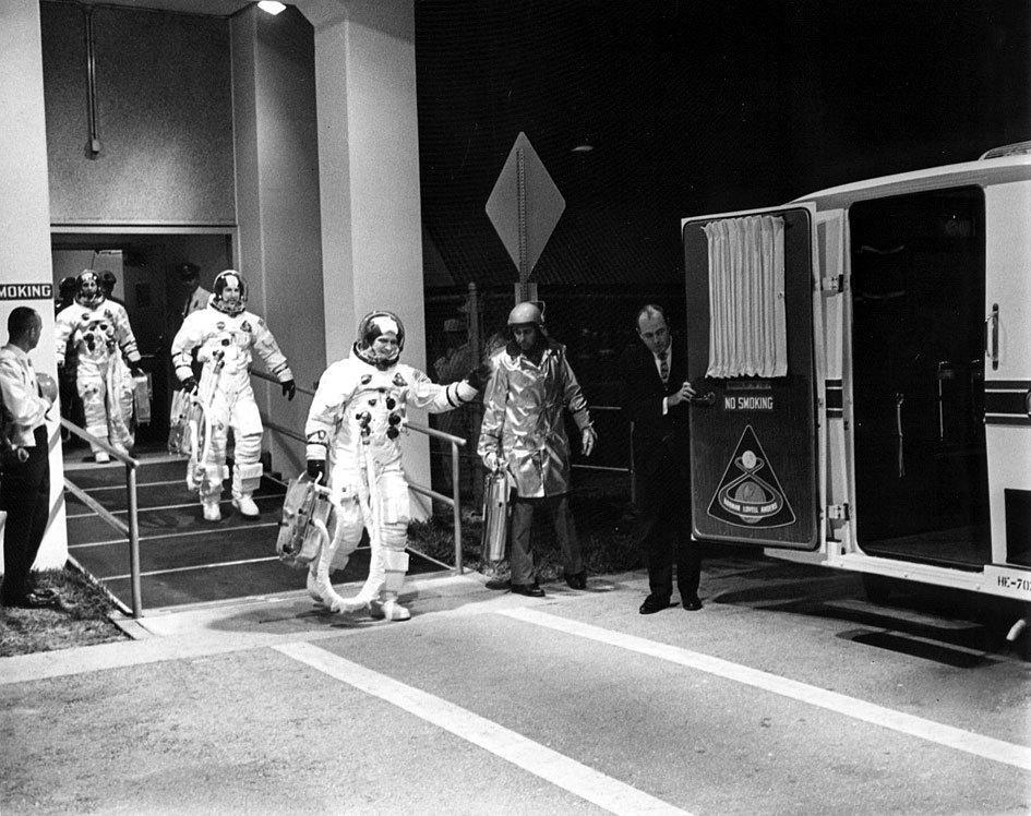 Apollo_8_crew_leaves_Manned_Spacecraft_Operations_Building_during_countdown.jpg