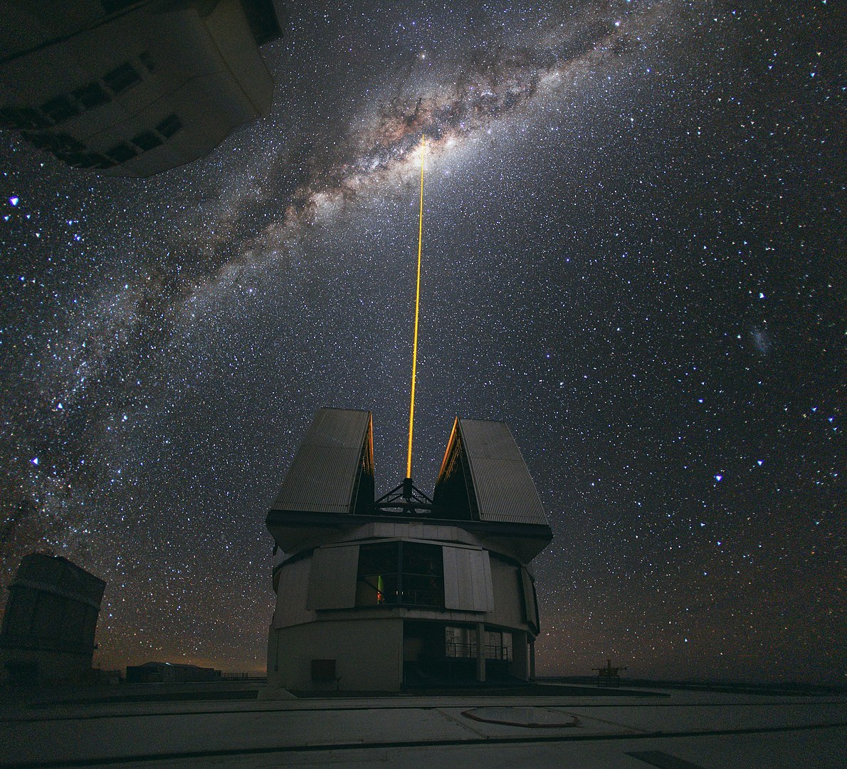 1190px-Laser_Towards_Milky_Ways_Centre.jpg