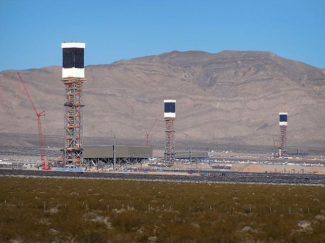 640px-Ivanpah_Solar_Power_Facility_(2).jpg