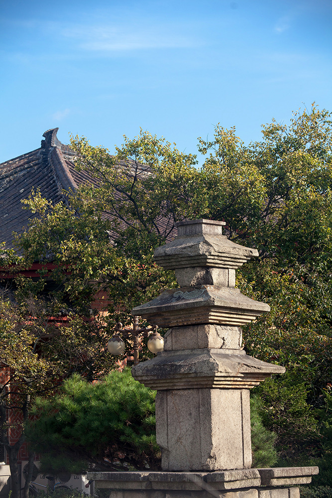 IMG_8163 경주역 옆의 황오동 삼층석탑과 경주역사 지붕.jpg