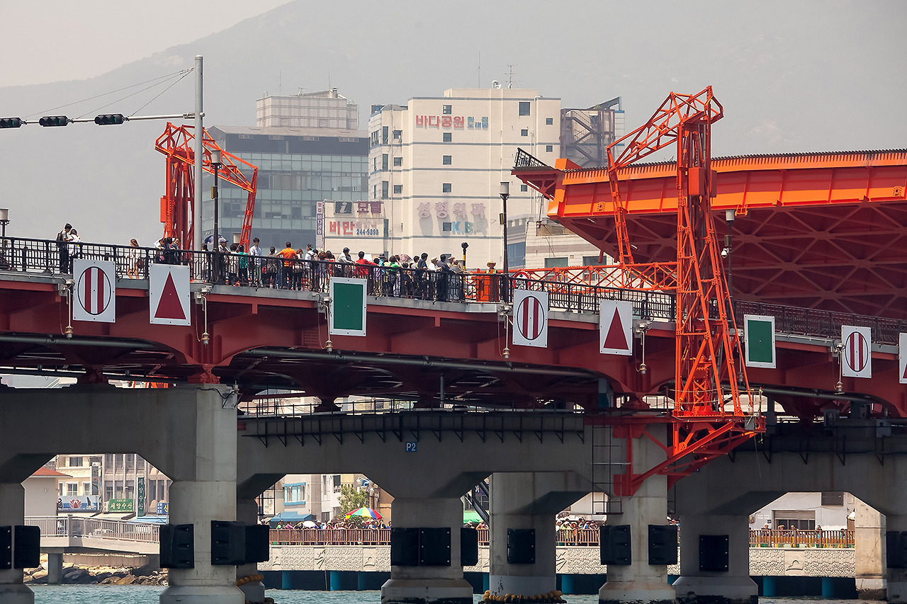 IMG_9029 영도대교 도개를 구경하는 사람들.jpg