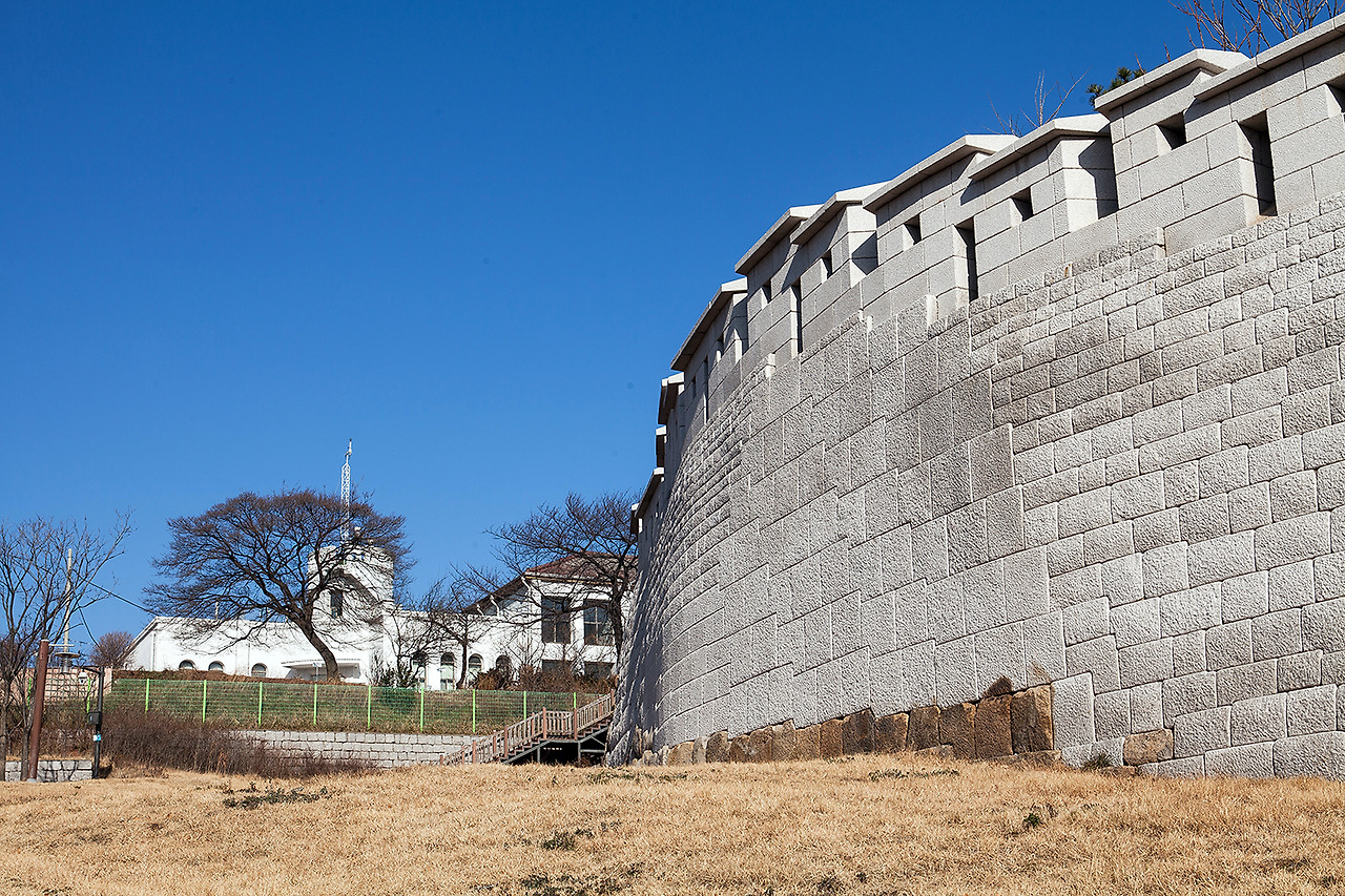 IMG_5688_1 서울기상관측소 아래 성곽길.jpg