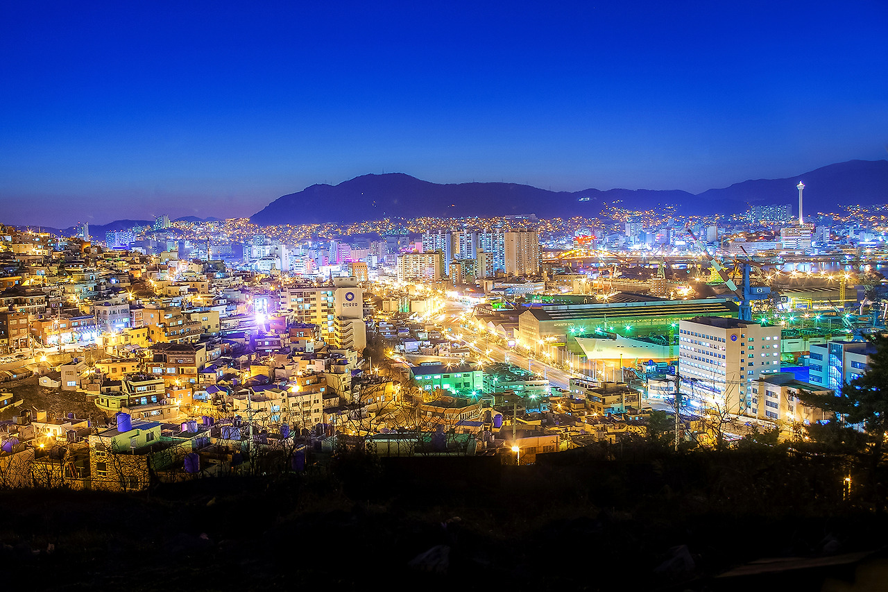 _MG_9505 영도 봉래4동에서 바라 본 영도와 부산대교 건너 광복동, 남포동 일대.jpg