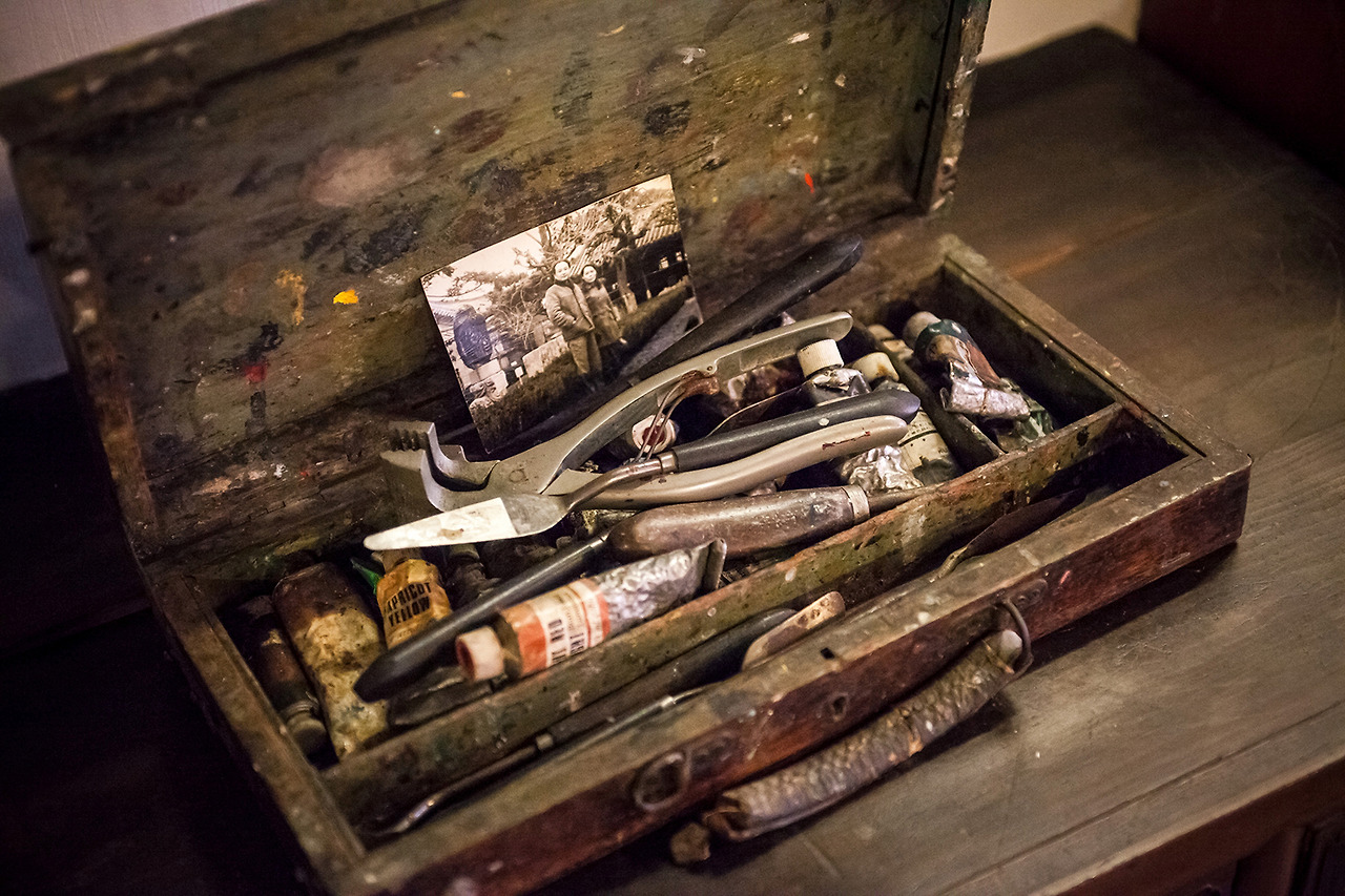 IMG_1299 흑백 랑 구석에 놓여져 있는 유택열 화백의 화구박스-이중섭선생에게 선물 받았다 함.jpg