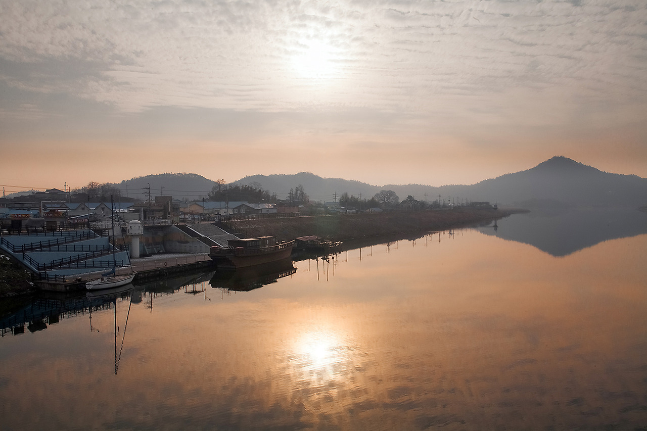 IMG_8754 영산교에서 바라 본 황포돛대 나루터와 영산포등대(메인).jpg