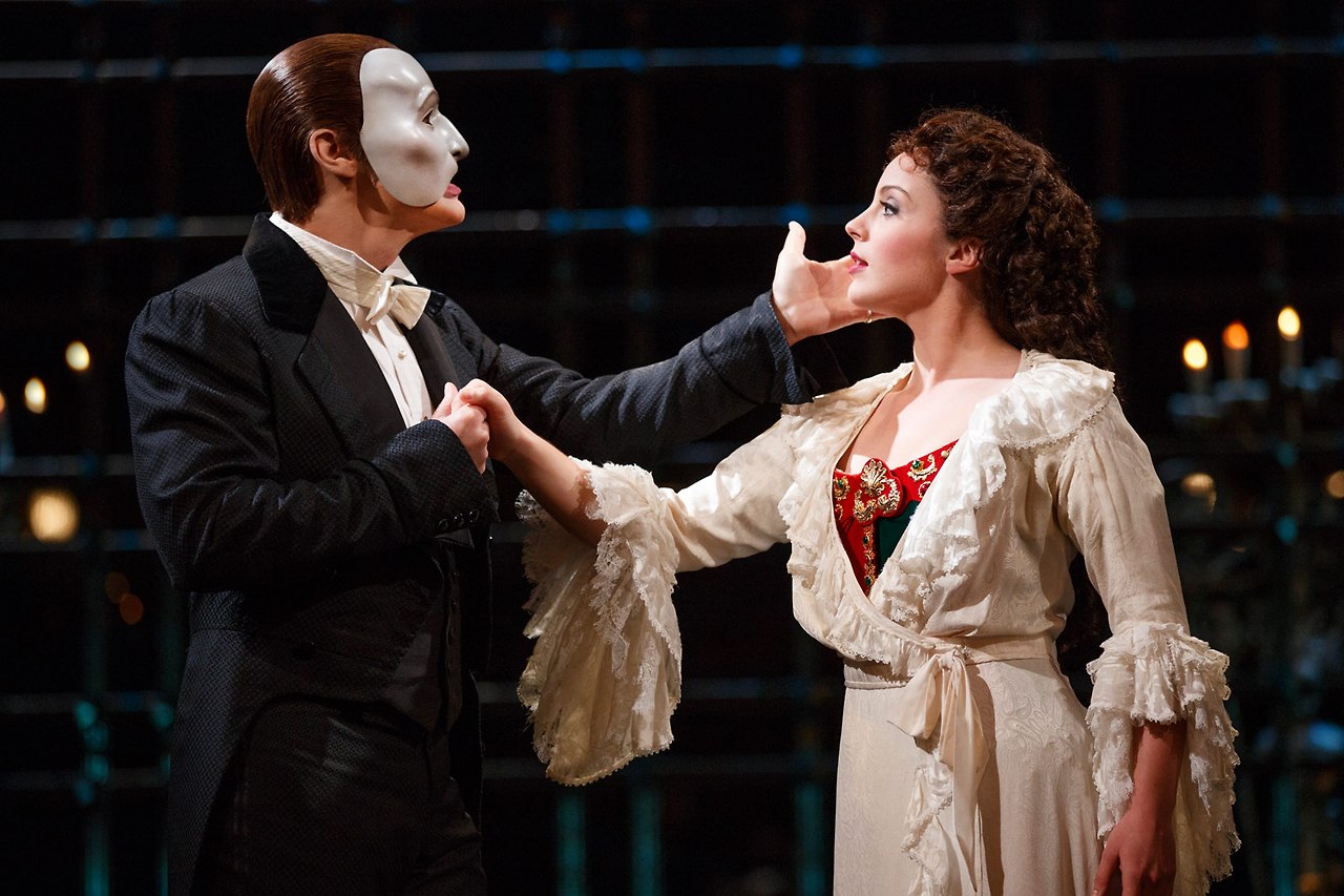 1414448530_THE PHANTOM OF THE OPERA - Hugh Panaro as The Phantom and Mary Michael Patterson as Christine.  Photo by Joan Marcus.jpg