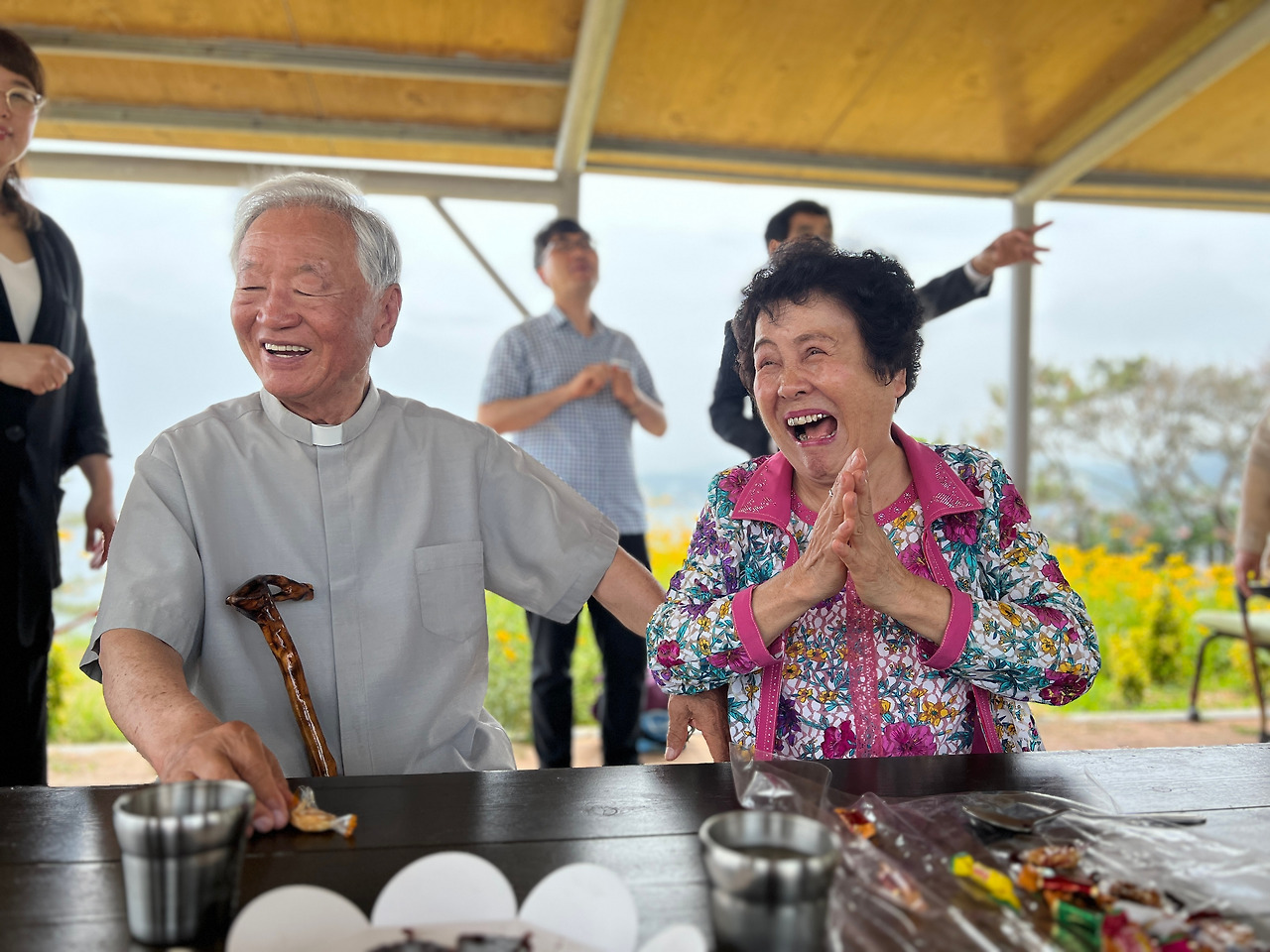 감포성당담소중이신 모이세신부님.jpg