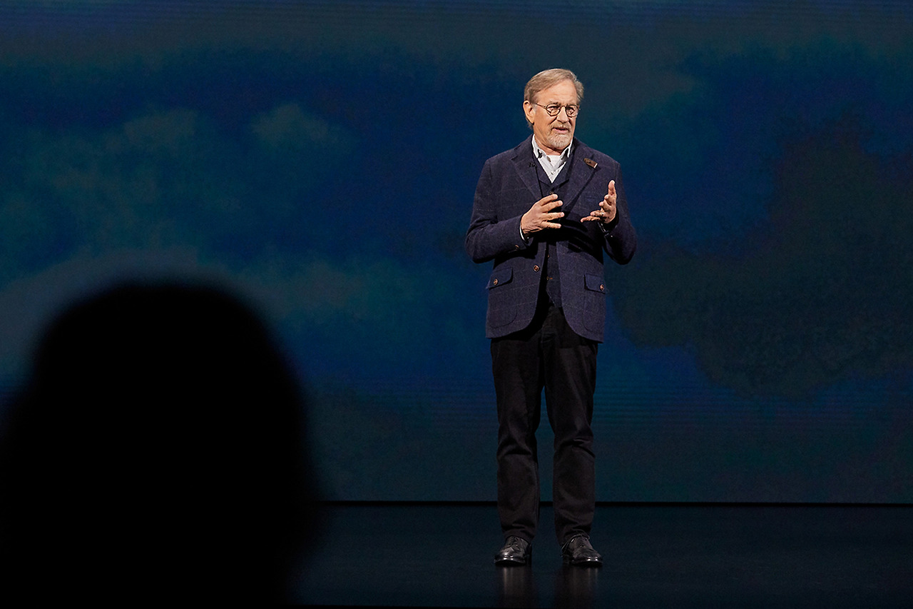 Apples-keynote-event_steven-spielberg_032519_big.jpg.large_2x.jpg