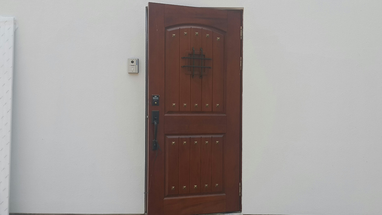 저 문을 열면 또 하나의 세계가 열릴까.jpg