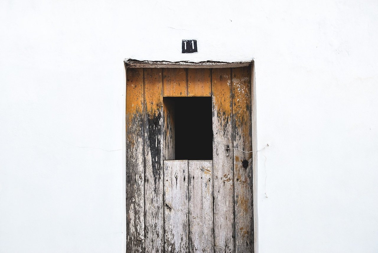 door-doorway-minimalism-914169.jpg