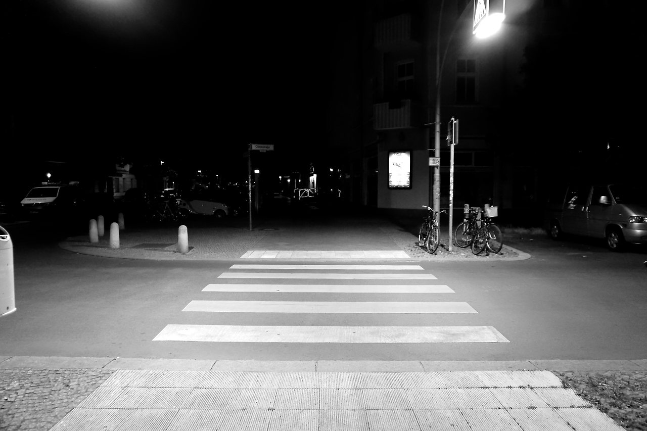crosswalk-dark-night-9817.jpg
